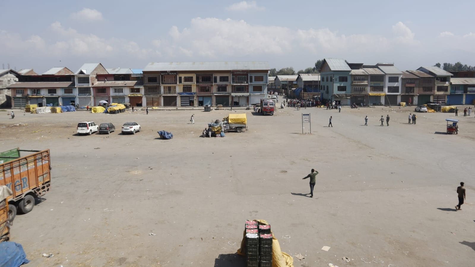 Srinagar Fruit Dealers Protest against halting of trucks on highway