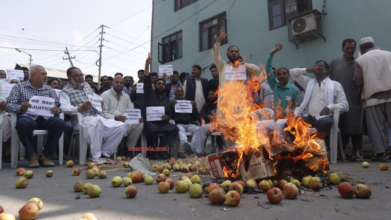 Protests in Kashmir against blocking of trucks laden with apples Jammu-Srinagar highway