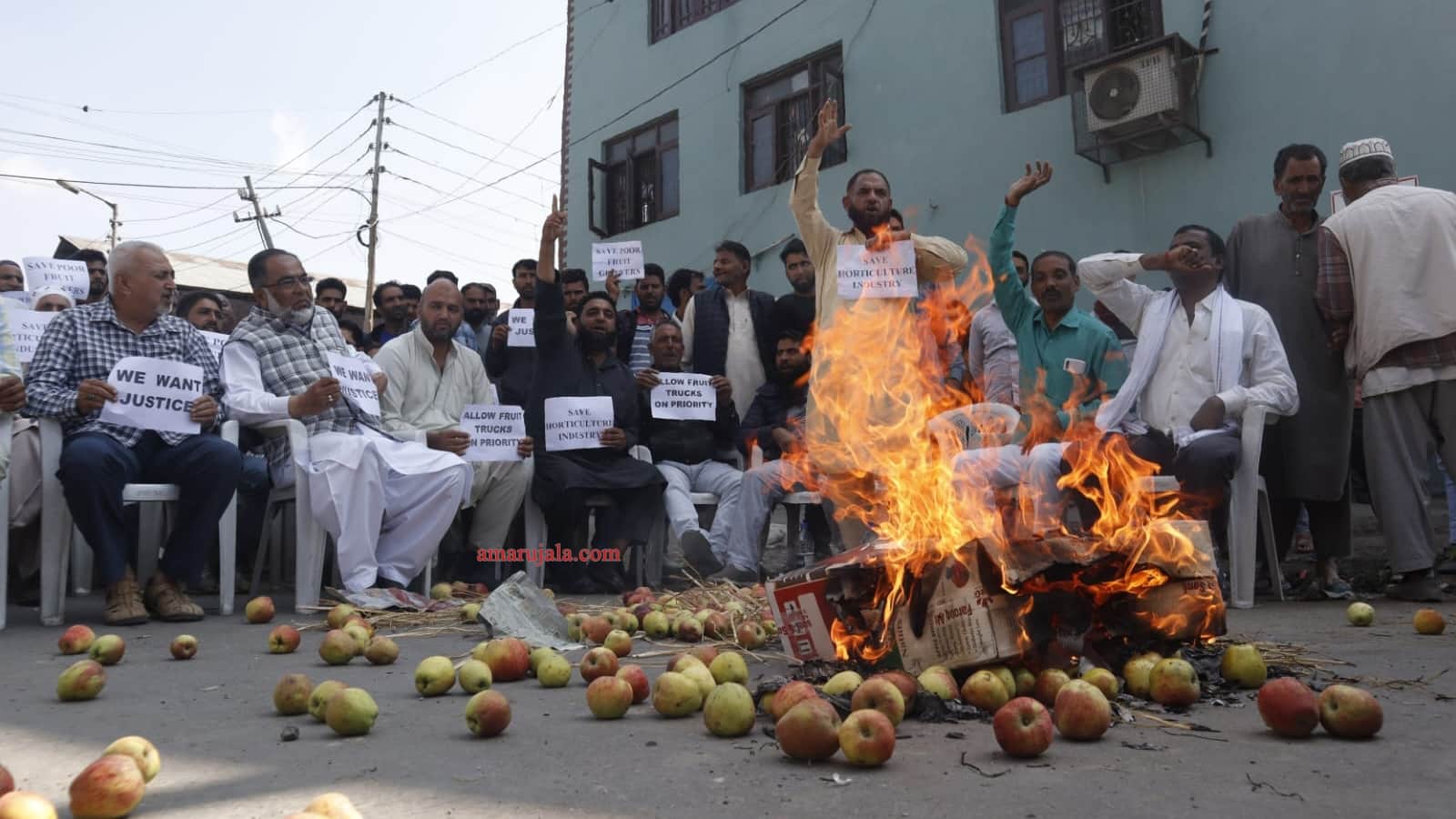 Srinagar Fruit Dealers Protest against halting of trucks on highway