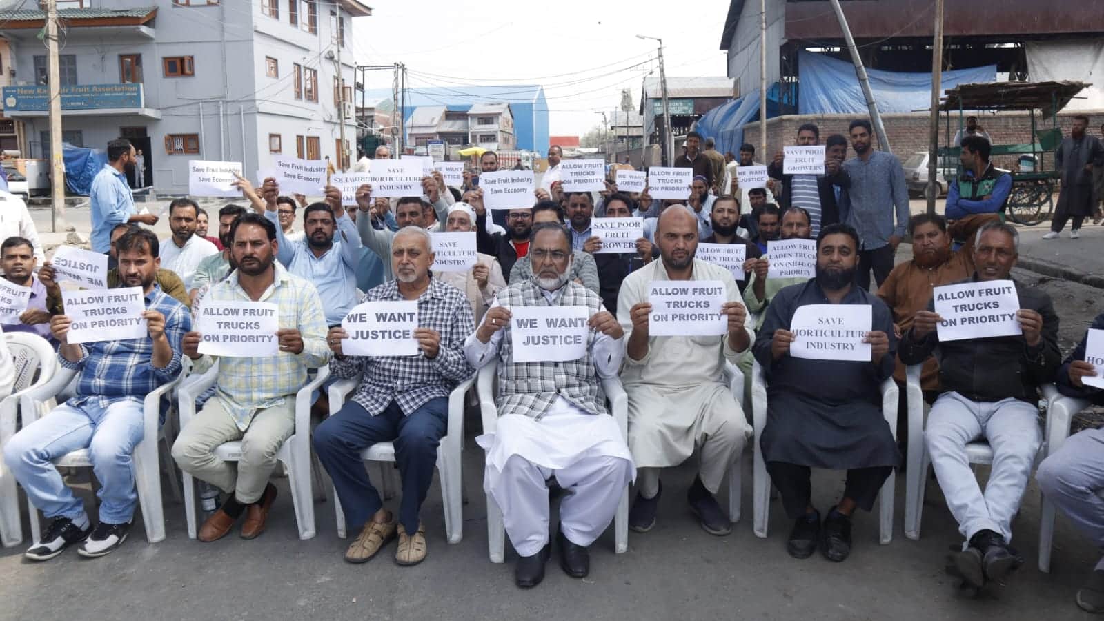Srinagar Fruit Dealers Protest against halting of trucks on highway