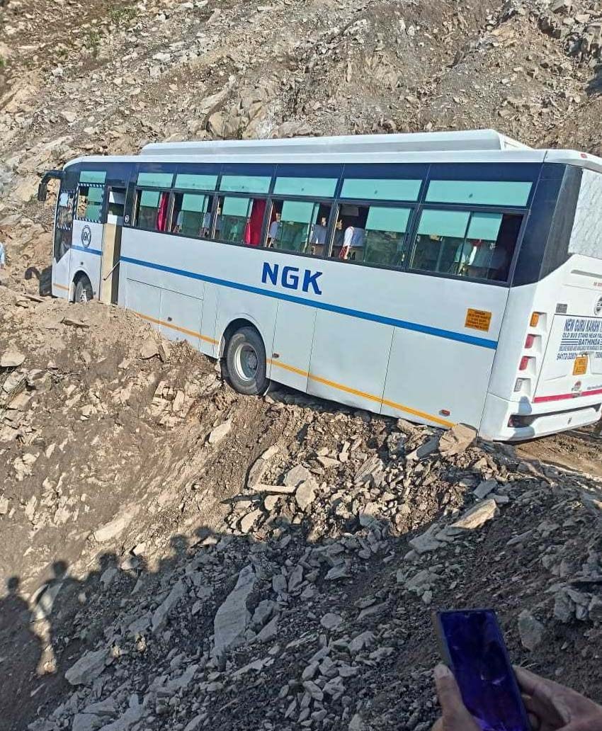 Sikh pilgrims' bus saved from falling into a ditch on Swanla