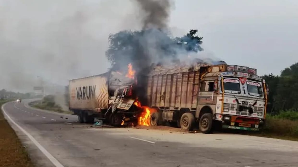Accident News Two trucks collided on Jabalpur-Nagpur highway, the conductor was burnt alive