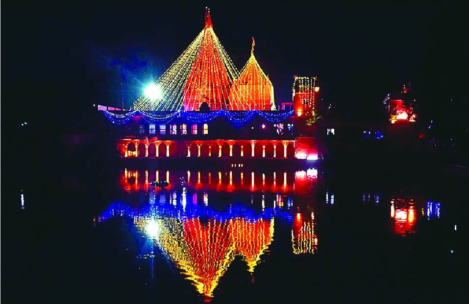 world tourism day Banaras is only city in india where 8 lakh devotees visit its 9 temples every day