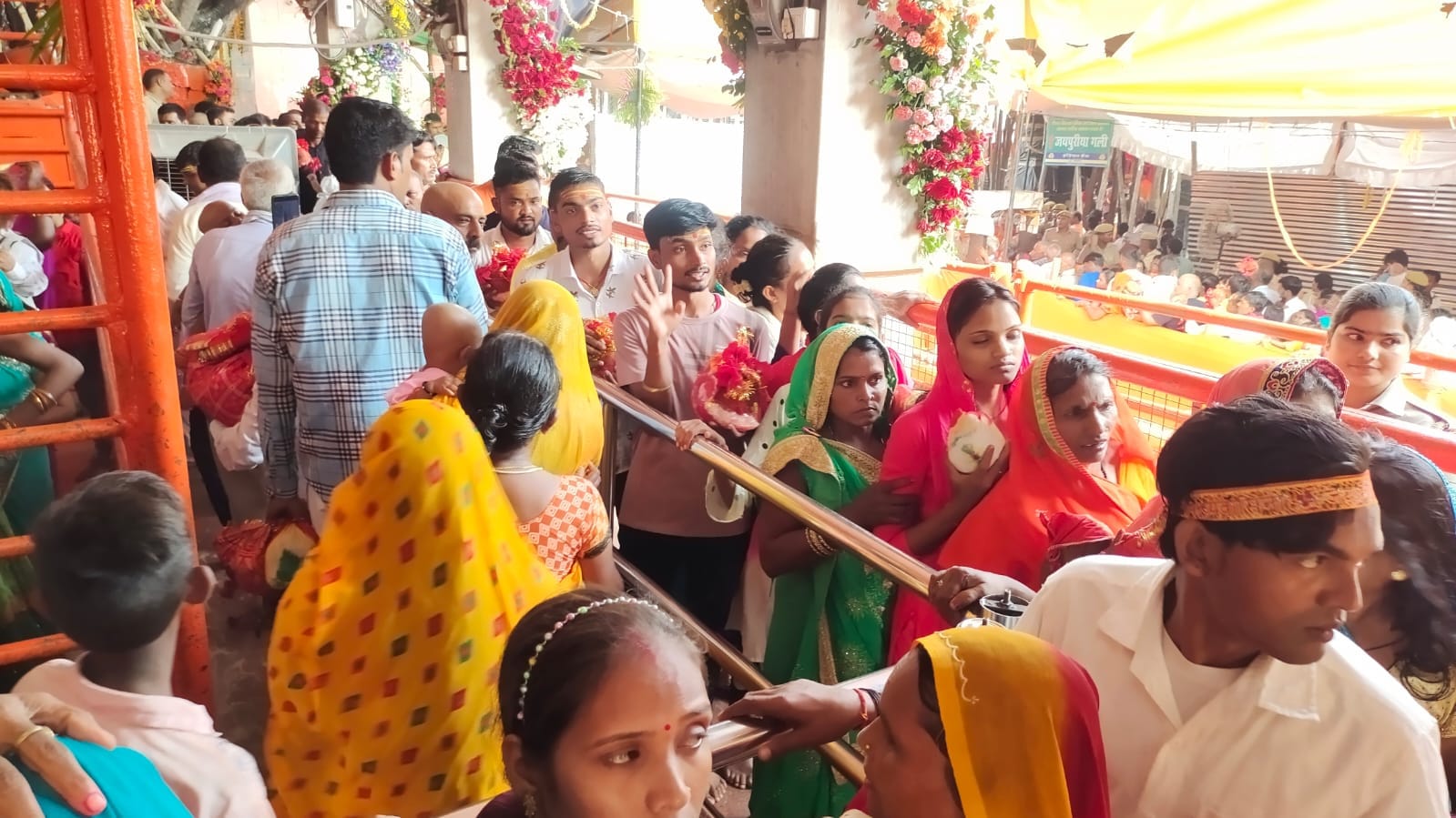 Navratri 2022  first day vindhyachal shrine of Mata Vindhyavasini resonated with cheers and mantras