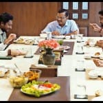 केजरीवाल के साथ खाना खाते सफाई कर्मी हर्ष सोलंकी