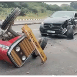 ट्रैक्टर और मर्सिडीज के बीच एक्सीडेंट