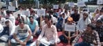 नाहन में एक दिवसीय भूख हड़ताल पर बैठे गुर्जर समुदाय के पदाधिकारी व अन्य लोग। संवाद