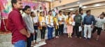 समाज के मेधावी ओं को सम्मानित करते अग्रवाल सभा के पदाधिकारी। संवाद