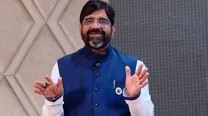 MP: अमेरिका की संस्था द्वारा योग गुरु कृष्णा पत्नी सहित सम्मानित, निस्वार्थ मानव कल्याण की भावना को सराहा गया MP News Yoga guru Krishna Mishra honored with wife by US organization