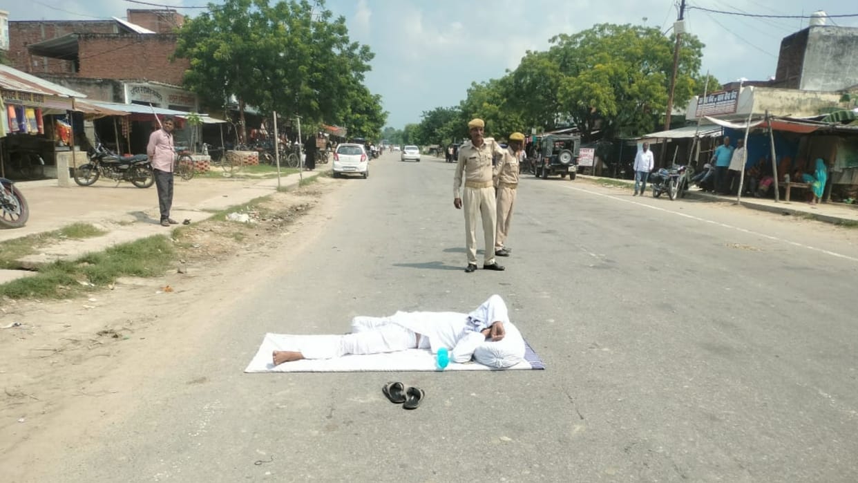 A protester laid down on the road in Tiloi in Amethi.