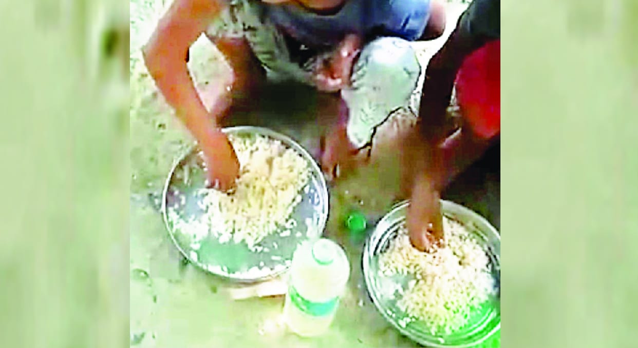 Ayodhya News : Rice and salt given to children in MDM, villagers expressed their anger after reaching school