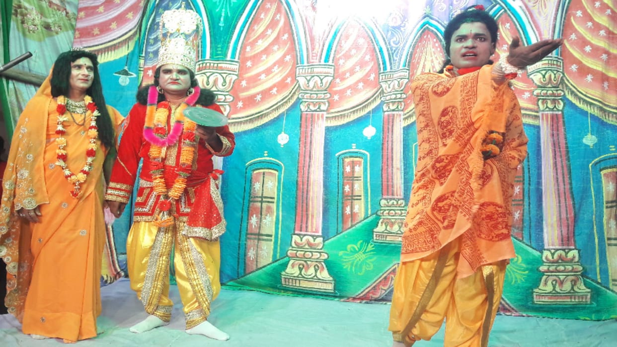 Brick supply during the day, Shriram becomes Ashu at night