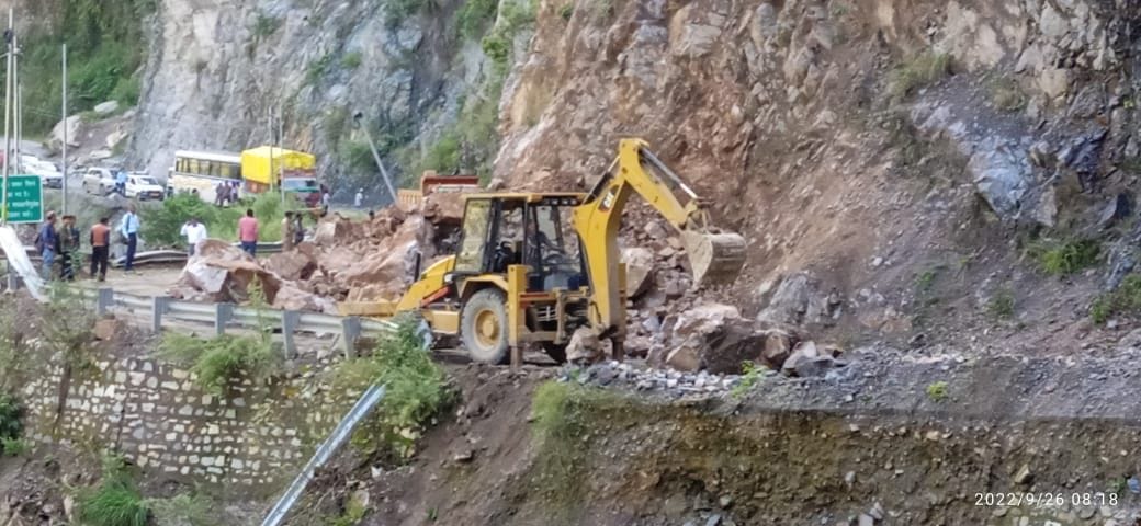 Almora Highway remained closed for four hours due to falling of boulders and debris