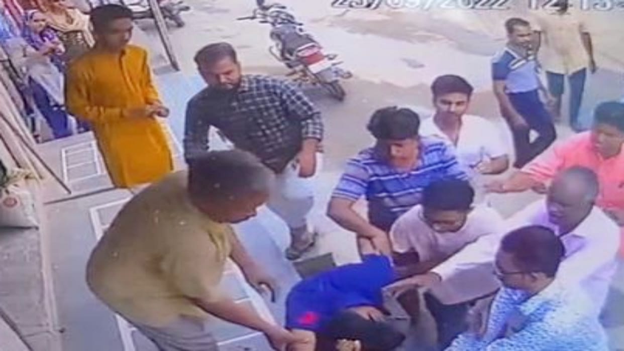 BJP leaders beat up for not giving tea money in PM Modi birthday program in Nagaur