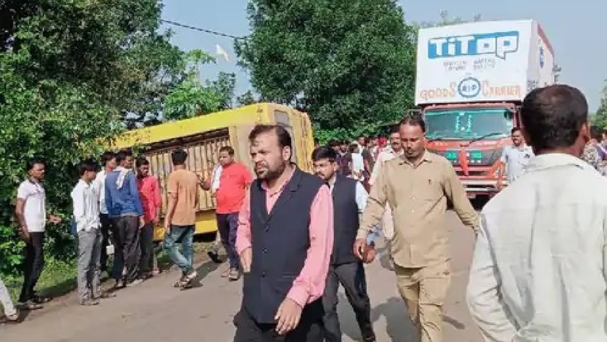 Accident News Private school bus crashes in Rahatgarh Sagar one child killed four injured