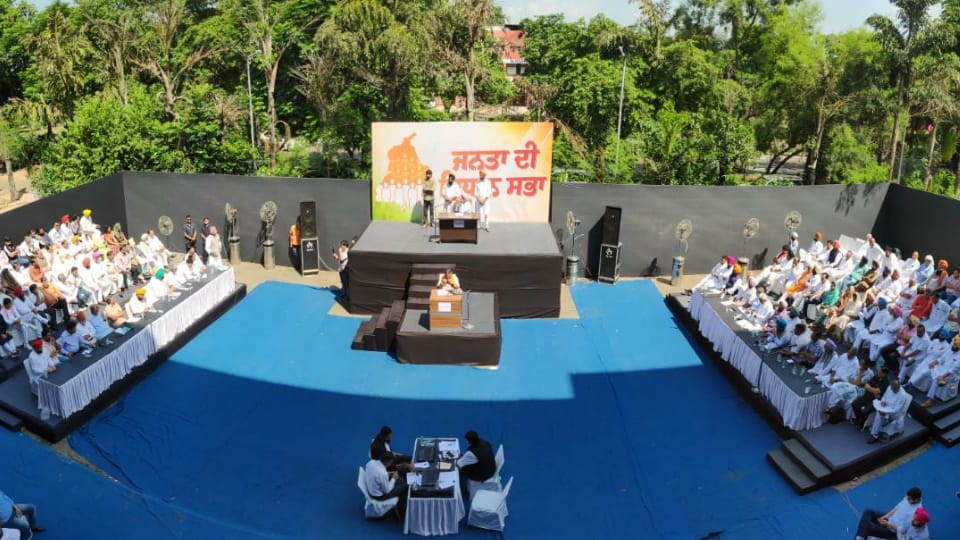 Punjab BJP organise Janta di vidhansabha outside punjab Assembly