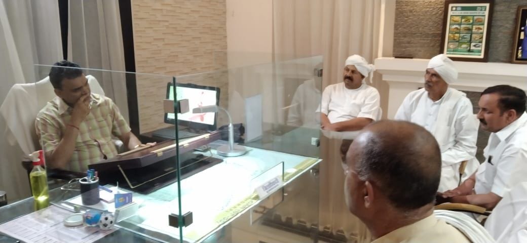 To solve the problems of the farmers, the DM met Tikait