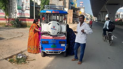 On the way to the hospital a girl child was born in Toto on the highway a sari was made for protection