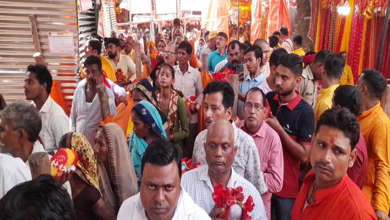 Navratri 2022 Day 2 Thousands of devotees worshiped Mother Vindhyavasini on the second day in mirzapur