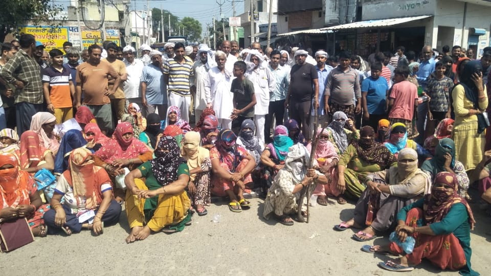 Villagers blocked Murthal-Tajpur road in Sonipat village Murthal against electricity bill hike