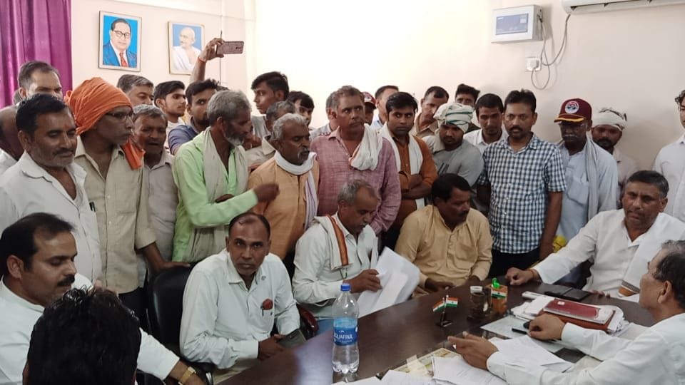 Hathras: Police post being built in the farm without consent, workers ask for bribe