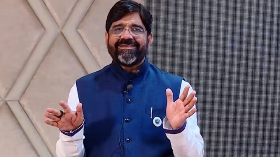 MP News Yoga guru Krishna Mishra honored with wife by US organization