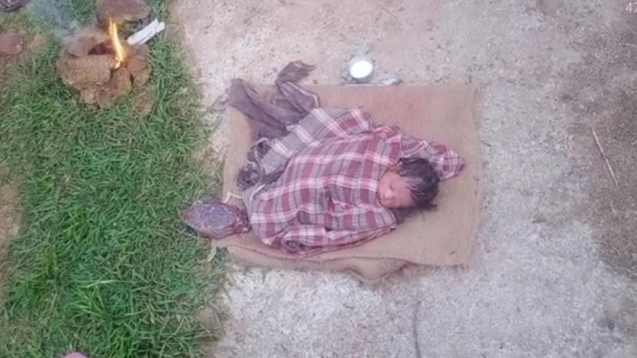 Newborn girl found in the bushes in Naugaon of Chhatarpur, parents were thrown away after five hours of birth