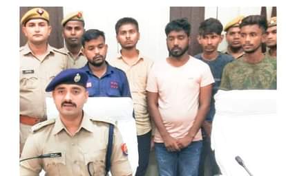 पुलिस लाइन में साइबर अपराधियों की जानकारी देते एएसपी