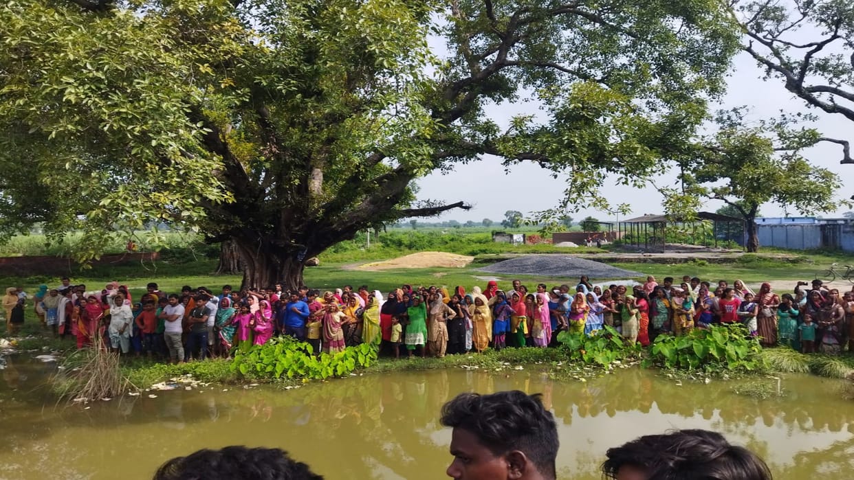 Dead body of innocent found in pit villagers jammed in kushinagar