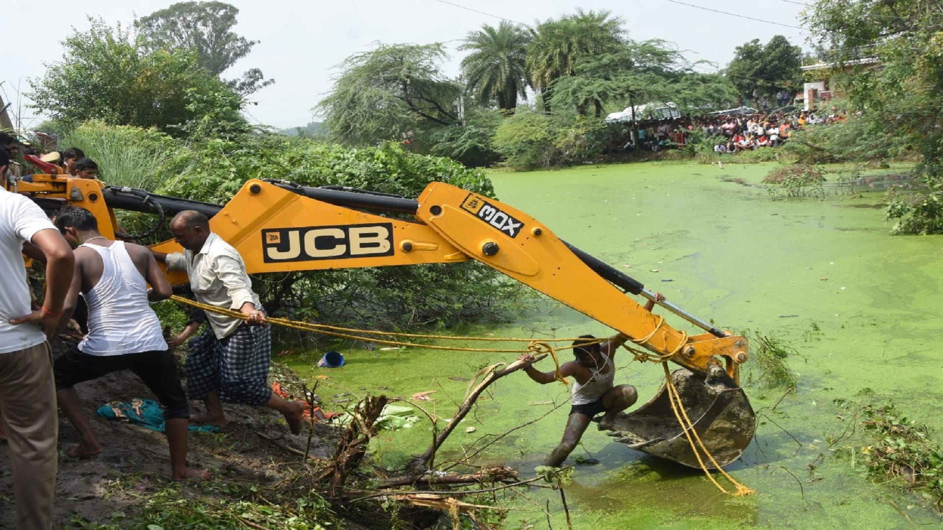 Road Accident In Itaunja Lucknow Villagers saved 13 lives by jumping into the pond