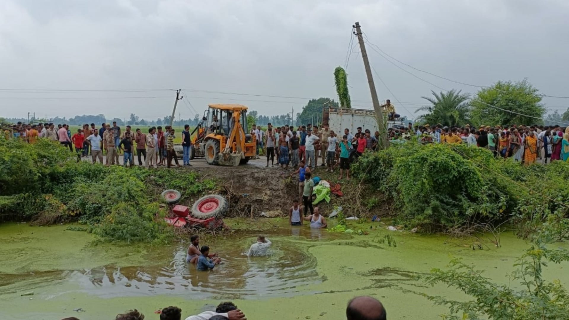 Road Accident In Itaunja Lucknow Villagers saved 13 lives by jumping into the pond