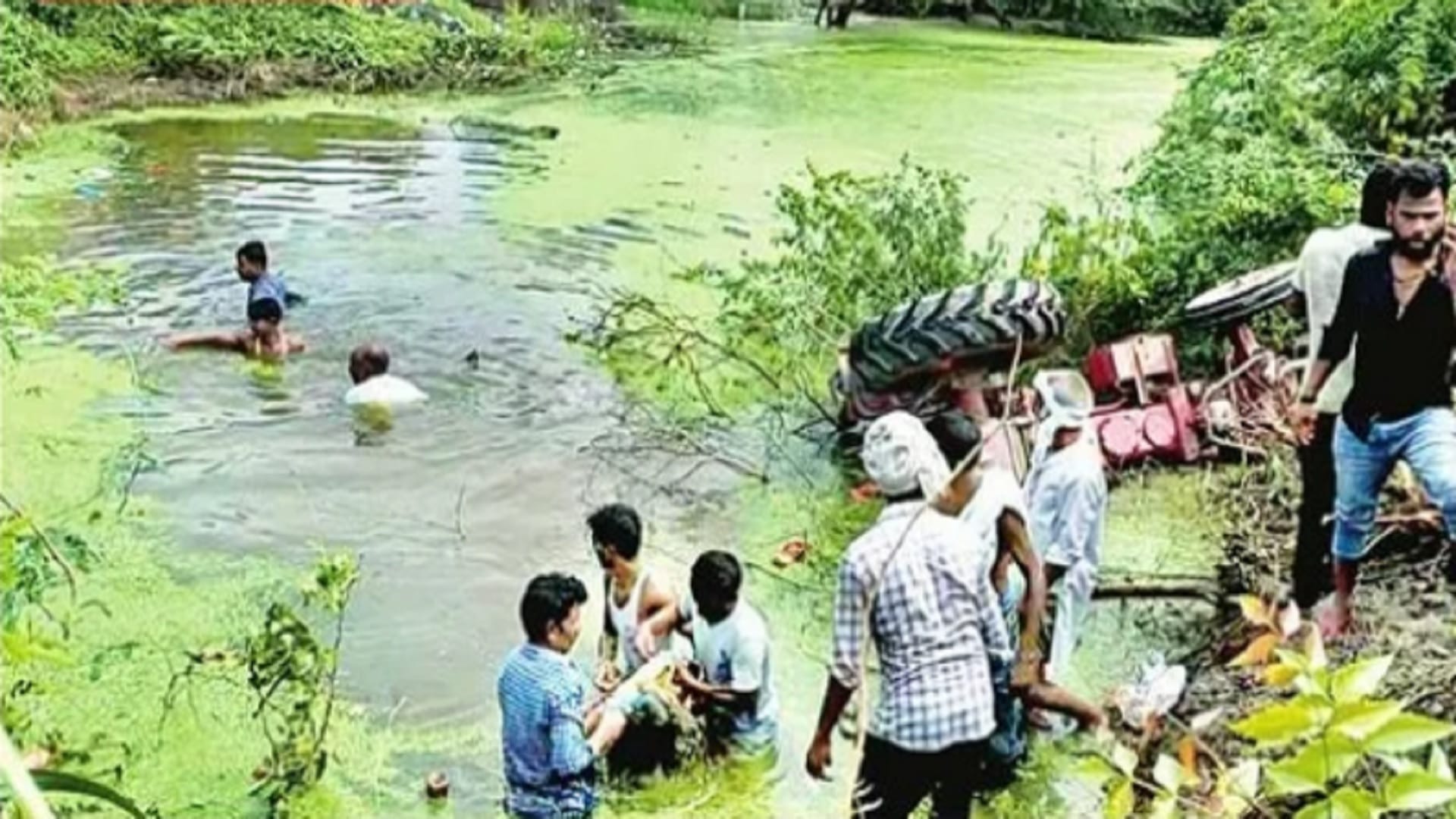 Road Accident In Itaunja Lucknow Villagers saved 13 lives by jumping into the pond