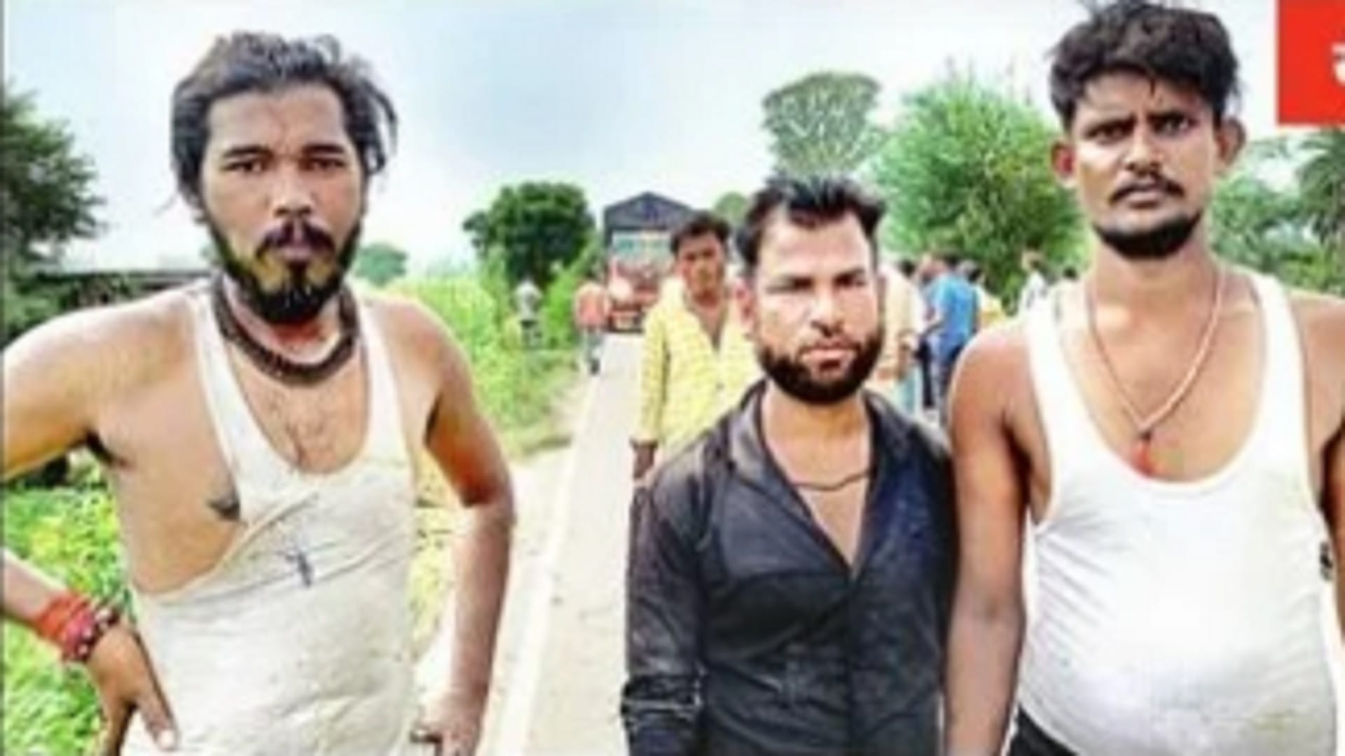 Road Accident In Itaunja Lucknow Villagers saved 13 lives by jumping into the pond