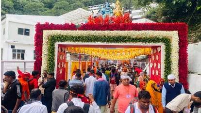 More than one lakh devotees visited Maa Vaishno in three days of Navratri.