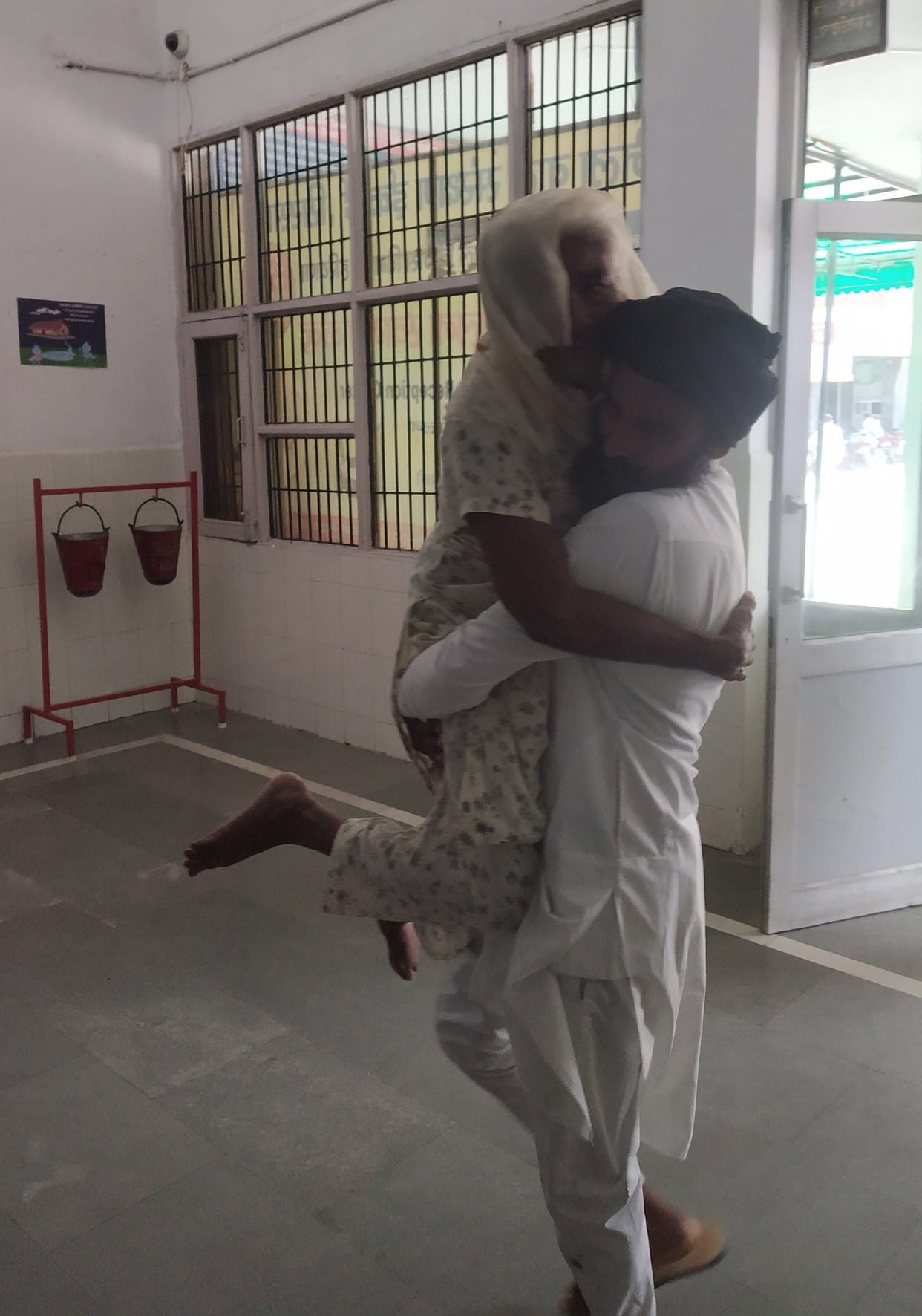 The burden of dislocation on the shoulders: stretcher and wheelchair missing from the emergency ward, carrying patients on the shoulders and taking them for treatment
