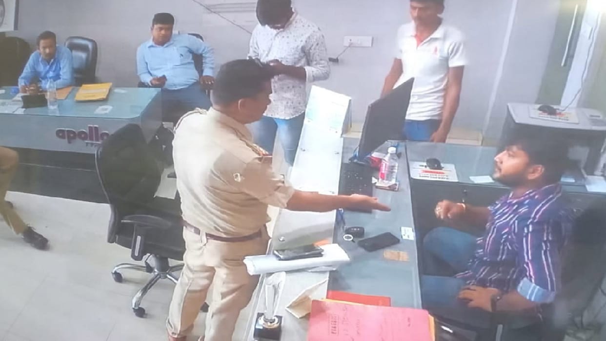 Furious due to tire failure, the inspector created a ruckus, forcibly closed the showroom