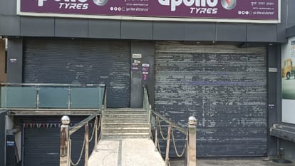 Furious due to tire failure, the inspector created a ruckus, forcibly closed the showroom