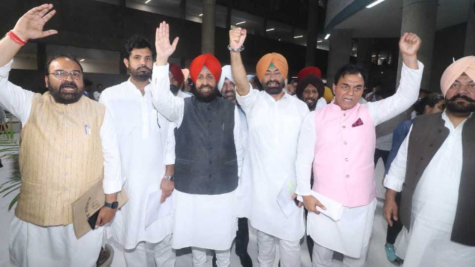 Congress MLAs protest against motion of confidence in Punjab Assembly