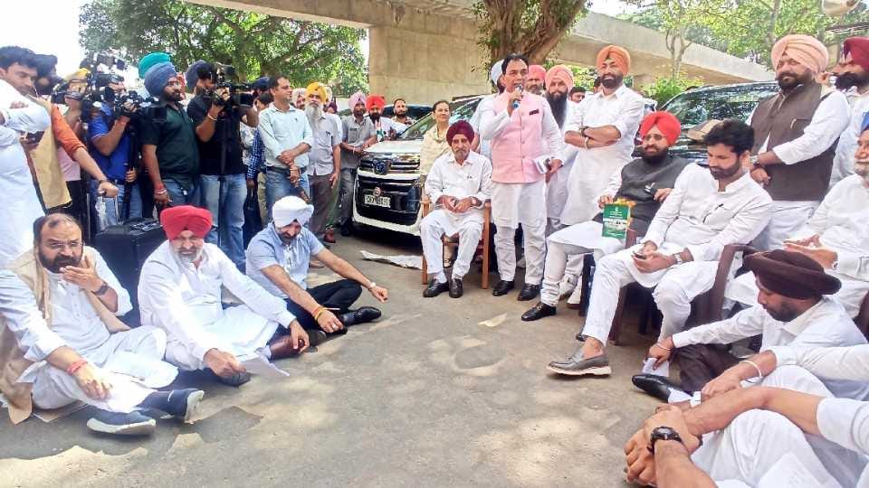 Congress MLAs of Punjab run parallel assembly during special session