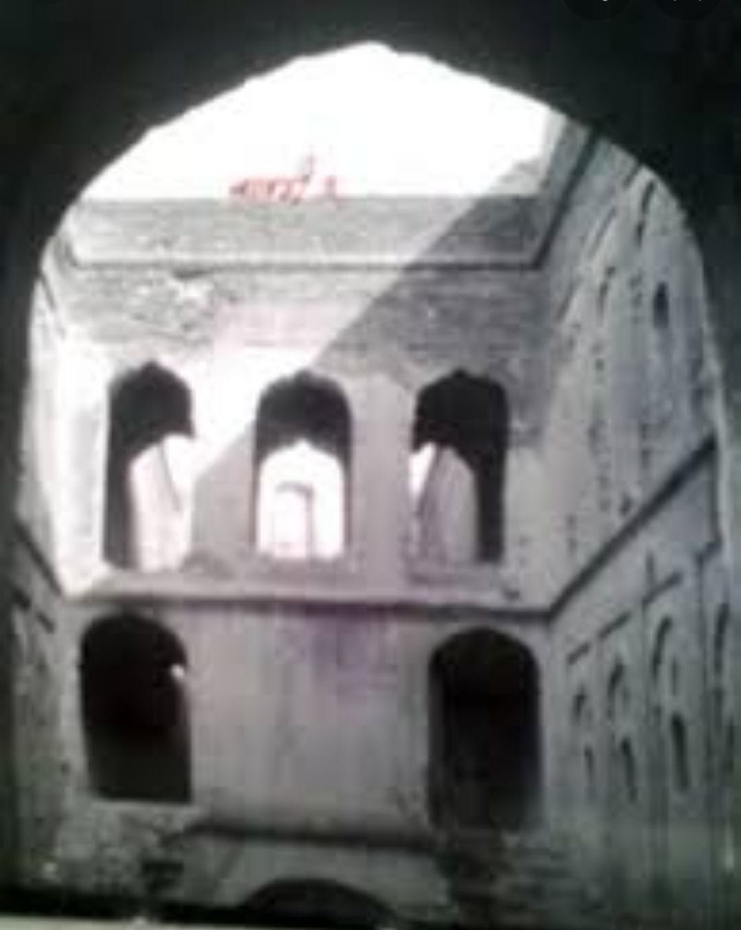 Sometimes the queens and maids used to come from the cave to take a bath in the well of the city.