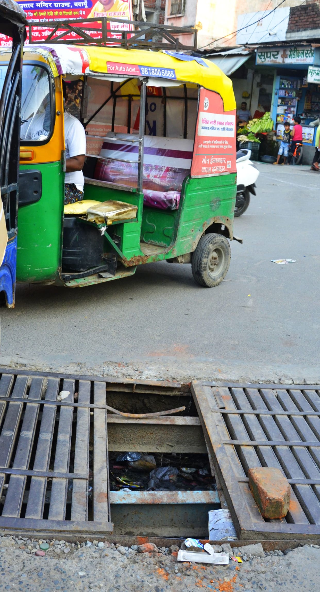 The eyes of the municipality are closed on the open manhole, you open it