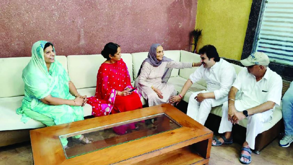 Kuldeep Bishnoi met Sonali Phogat in-laws