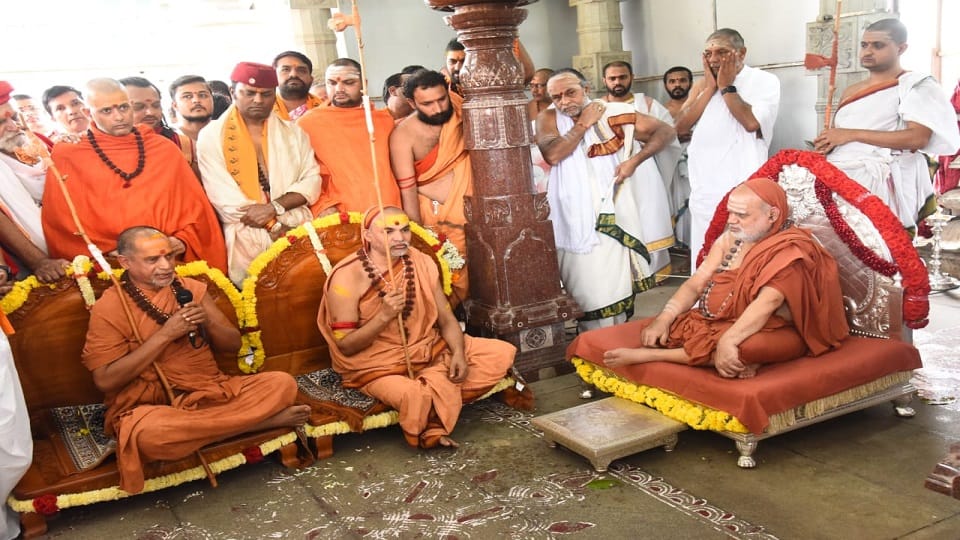 Jagadguru Shankaracharya of Dakshinamnaya Sringeripeeth anointed both the new Shankaracharyas