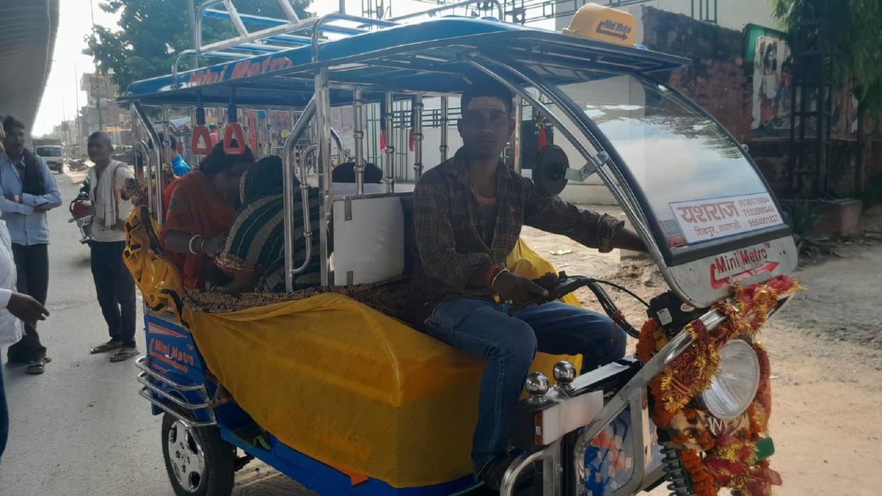On the way to the hospital a girl child was born in Toto on the highway a sari was made for protection