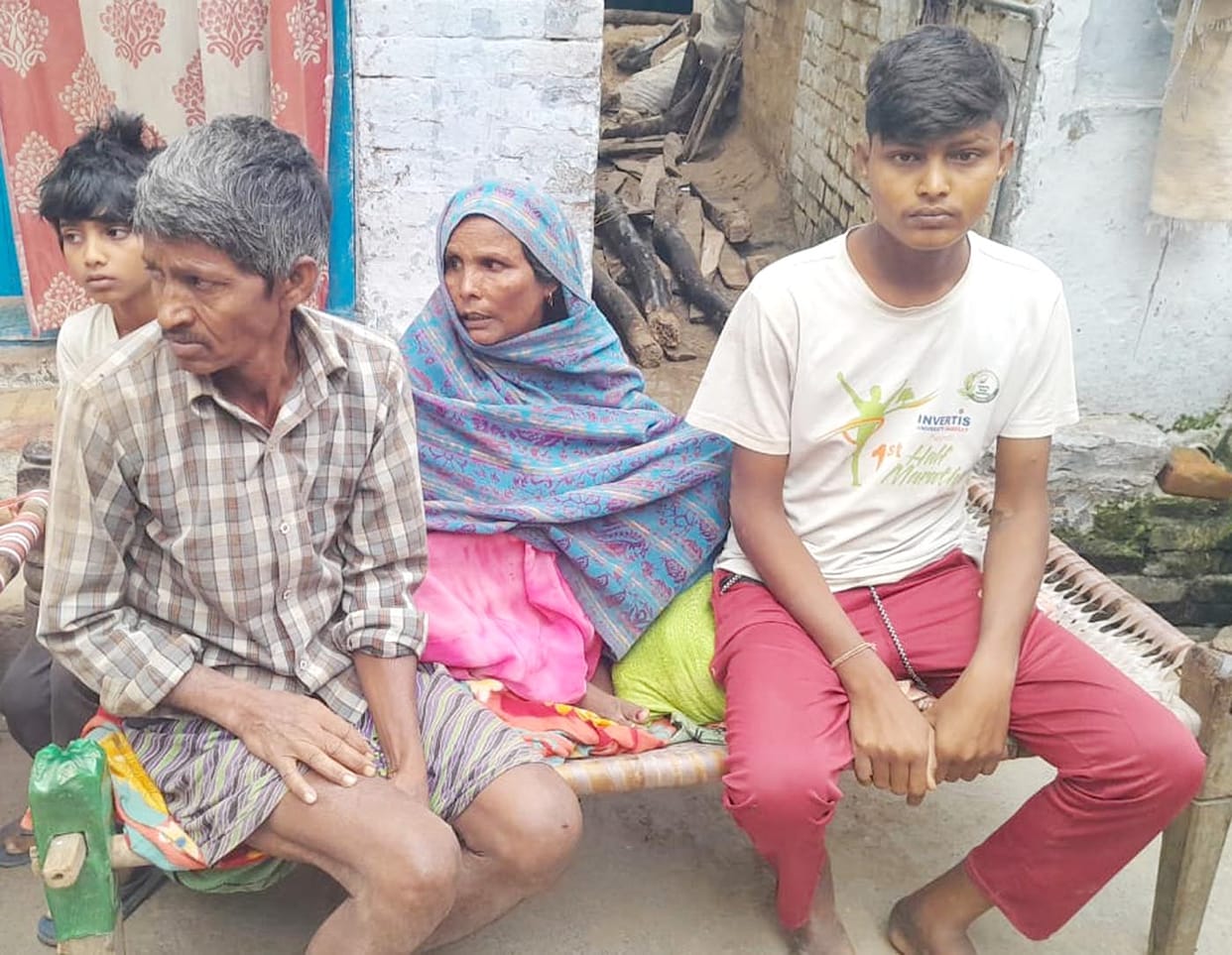 The roof of the house collapsed, four people of the same family were injured