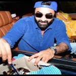 फैन का लाया हुआ केक काटते रणबीर कपूर