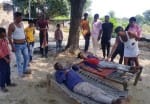 सत्तारपुर गांव में चारपाई पर लेटे मरीज। संवाद