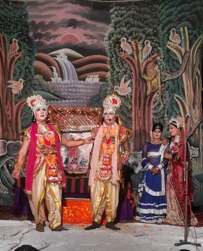 अंबेहटा में धनुष यज्ञ की लीला का मंचन करते कलाकार