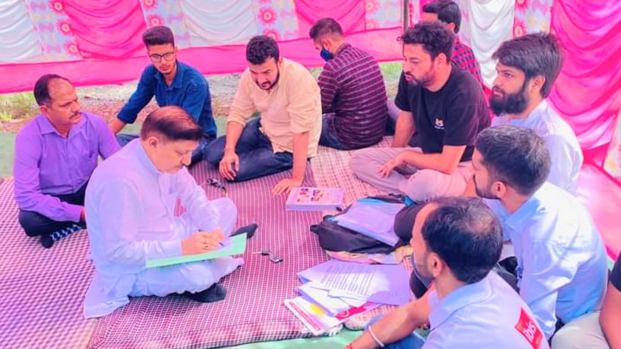 HPSSC Hamirpur JOA IT-817 candidates dharna outside commission office