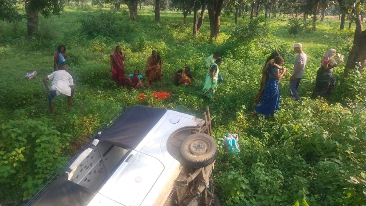 15 injured, 5 critical after four wheeler fell 20 feet below the bridge in chhattisgarh korba